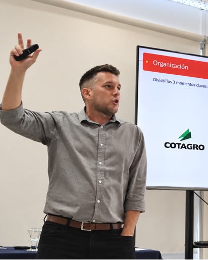 Nahuel Micino presentando en un workshop